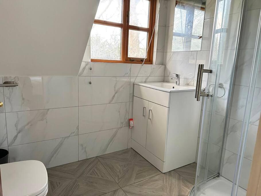 Forest Studio Apartment Gated Parking On 2 Acres Garden Чизлхерст Экстерьер фото