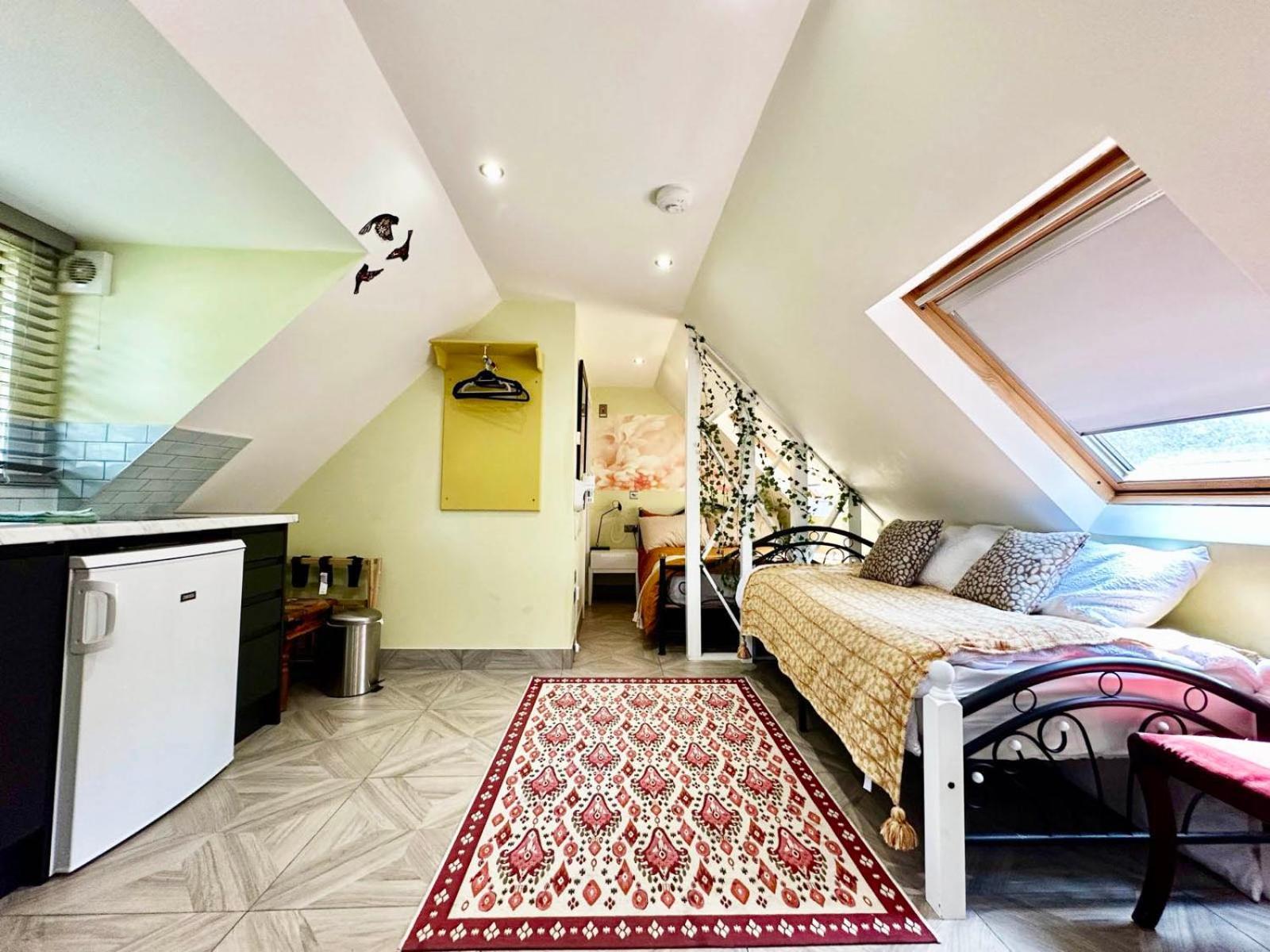 Forest Studio Apartment Gated Parking On 2 Acres Garden Чизлхерст Экстерьер фото