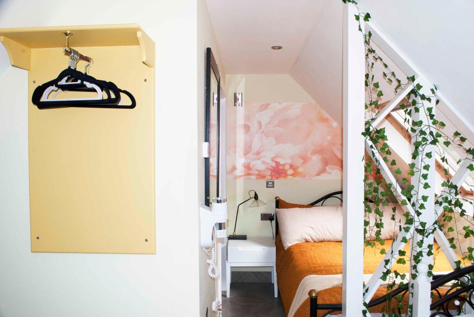 Forest Studio Apartment Gated Parking On 2 Acres Garden Чизлхерст Экстерьер фото